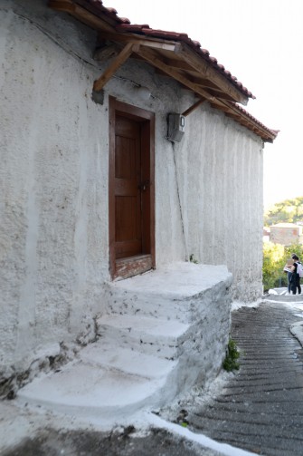 Φωτογραφία εξωτερικής λίθινης σκάλας με επίχρισμα