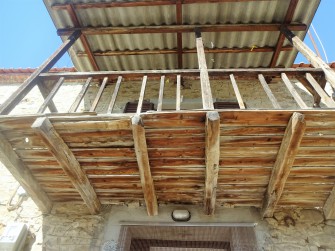 στήριξη εξώστη με ξύλινες δοκούς