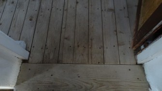 Ξύλινο πάτωμα υπερυψωμένου χώρου πάνω από κατώι