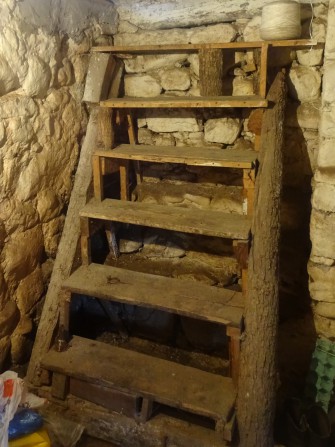 Ξύλινη σκάλα που οδηγεί στο υπόγειο