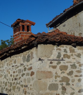 Καμινάδα από τούβλα και κεραμίδια