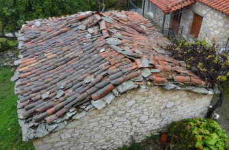 Στέγη με βυζαντινά κεραμίδια, όπου φαίνεται και το "στεφάνι" με τις σχιστόπλακες  