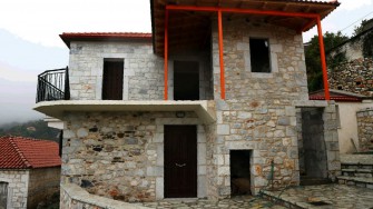Κατασκευή νέου κτιρίου με μίμηση της αντιπροσωπευτικής τυπολογίας της παραδοσιακής αρχιτεκτονικής του οικισμού, με προσθήκες σύγχρονων λεπτομερειών (εξώστης από σκυρόδεμα, σιδερένιο σκέπαστρο).   
