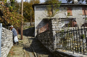 Κάτοικος του οικισμού μιλάει με συγχωριανό του