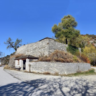Αναλληματικός που συγκρατεί την εκκλησία και το νεκροταφείο