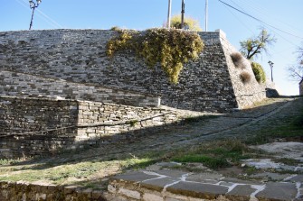 Αναλληματικός που συγκρατεί το πλάτωμα της εκκλησίας και διαμορφώνει τον δημόσιο χώρο από κάτω