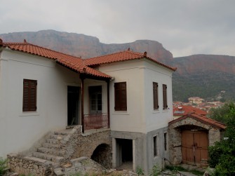 Είσοδος στην αυλή του κτιρίου