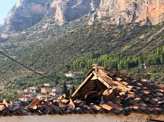 Μερική κατάρρευση στέγης με βυζαντινά κεραμίδια