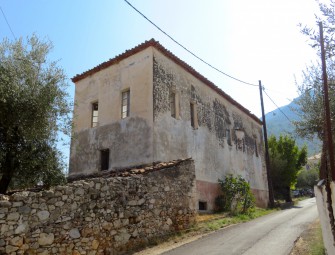 Κτίριο χωρίς χρήση σε κακή κατάσταση ( φθορές στην λιθοδομή, στα δάπεδα, στα κουφώματα)