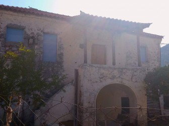 Κτίριο σε μέτρια κατάσταση (τοπικές φθορές στην λιθοδομή και σε ορισμένα δομικά στοιχεία)