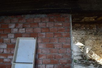 Προσθήκη τοίχου απο τούβλο σε υπόγειο πέτρινου κτίσματος 