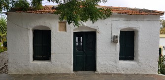 Παλιό καφενείο που σώζεται σε καλή κατάσταση.