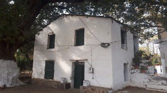 Ένα από τα λίγα παραδοσιακά κτίσματα του κέντρου του χωριού, που σώζεται αναλλοίωτο.