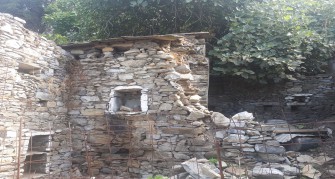 Παλιό παραδοσιακό κτίριο , που παραμένει αναλλοίωτο στη νότια περιοχή της Ακαμάτρας, εκεί που βρίσκεται ο αρχικός πυρήνας του οικισμού.