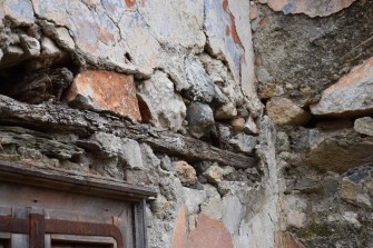 Ξυλοδεσιά πάνω από άνοιγμα σε λίθινη κατασκευή