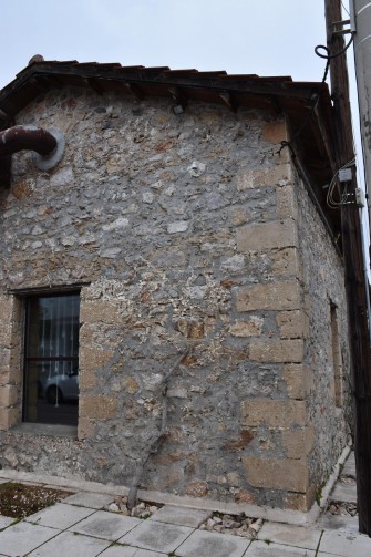 Γωνιόλιθοι σε λίθινη κατασκευή