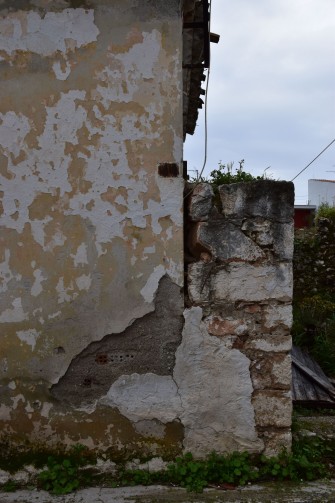 Κτίρια από οπτόπλινθους και πέτρινος μαντρότοιχος