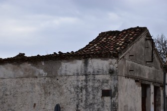Δίριχτη στέγη με βυζαντινά κεραμίδια