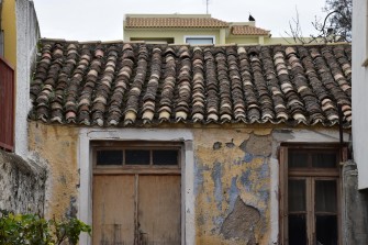 Δίριχτη στέγη με βυζαντινά κεραμίδια