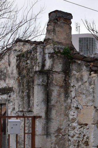 Πέτρινη καμινάδα σε παραδοσιακή κατοικία