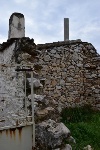 Πέτρινη καμινάδα σε παραδοσιακή κατοικία
