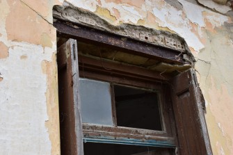 Ξύλινα κουφώματα με μεταλλική διατομή διπλού Τ στο πρέκι