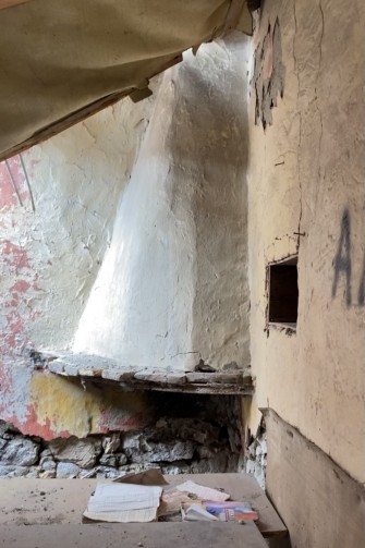 Γωνιακό τζάκι σε παραδοσιακή κατοικία