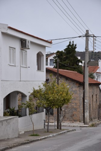 Κολώνα και καλώδια της ΔΕΗ