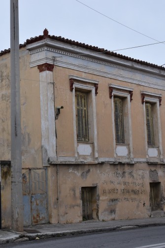 Κολώνα της ΔΕΗ και ηλεκτρολογικές εγκαταστάσεις