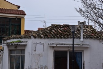 Φώτα, κεραία, καλώδια της ΔΕΗ