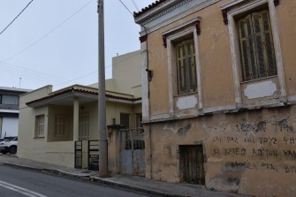 Σύγχρονη κατοικία δίπλα σε νεοκλασική κατοικία