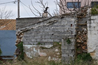 Προσθήκη τούβλων σε λίθινη κατασκευή