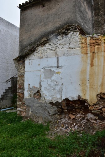 Κατάρρευση τοιχοποιίας και φθορά επιχρίσματος