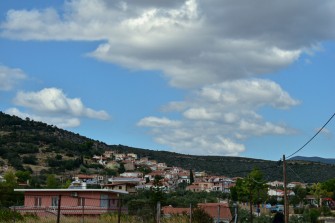 1. Φυγή από το χωριό προς το γήπεδο