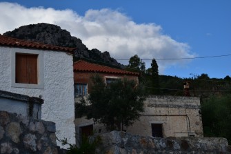 Τοποθέτηση οικιών σε κοιλότητα βουνού, ανάμεσα στο πράσινο