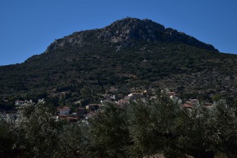 6. Φυγή προς τον οικισμό από μακρυά