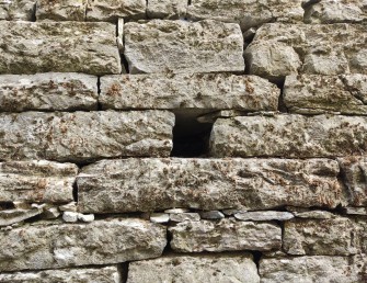 Οπή για τη στερέωση σκαλωσιάς 