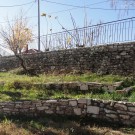 διαμόρφωση αυλής με αναβαθμούς 