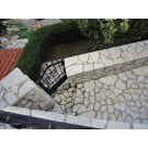 Υποβαθμισμένη αυλή σε σχέση με τον δρόμο