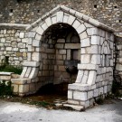 Μία από τις πηγές στο πάνω μέρος του οικισμού