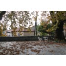 Η μικρή πλατεία μπροστά από το καφενείο