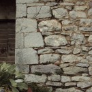 Ρωγμή στην σύνδεση γωνιόλιθων και αργολιθοδομής.
