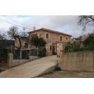 Νέο κτήριο που εντάσσεται στο χαρακτήρα του οικισμού