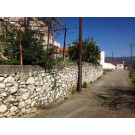 Αυλή υπερυψωμένη με χαμηλή μάντρα
