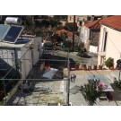 Αυλή ανοιχτή προς το δρόμο/ διαχωρισμός μέσω διαφοράς επιπέδου
