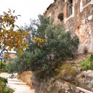 Διόροφη κατοικία με έδραση σε βράχο