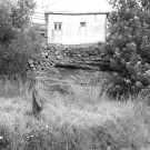μονόροφη κατοικία με έδραση σε βράχο