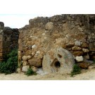 Χρήση μυλόπετρας σε τοιχοποιία