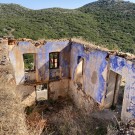 ερειπο στη βορειοανατολικη πλευρα του οικισμου και παρείσφρηση φυσης 