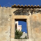 Διαμόρφωση ανοίγματος με λαξευμένους ορθογωνικούς λίθους και χαμηλωμένο ανακουφιστικό τόξο